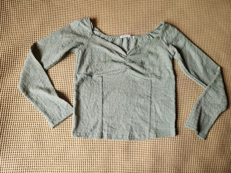 Polera verde de manga larga con textura - 1