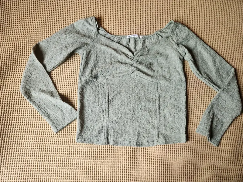 Polera verde de manga larga con textura - 2