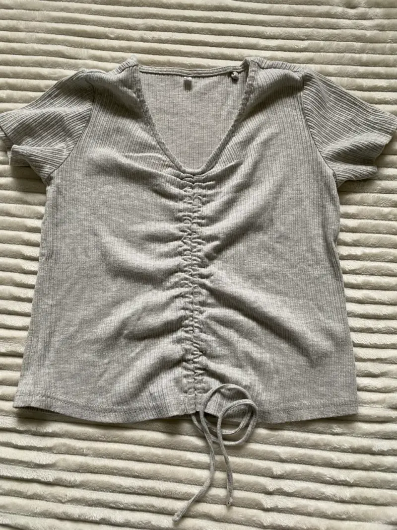 Polera gris con fruncido delantero - 1