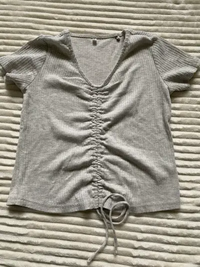 Polera gris con fruncido delantero - miniatura 1