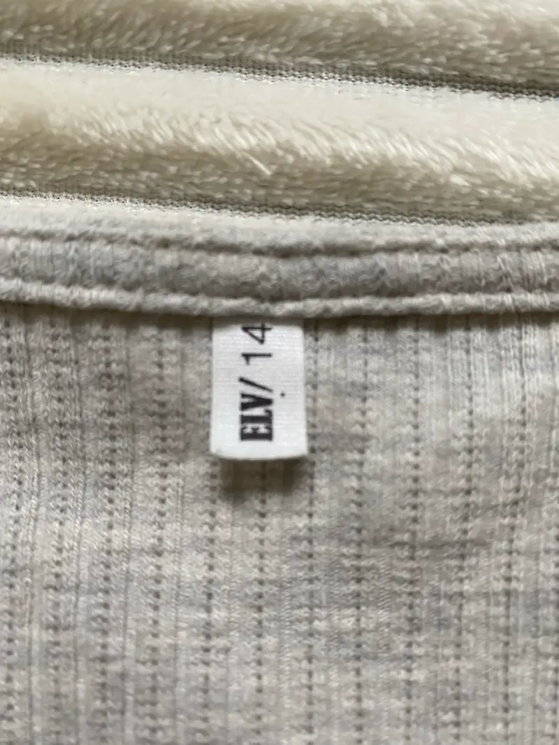 Polera gris con fruncido delantero - 2