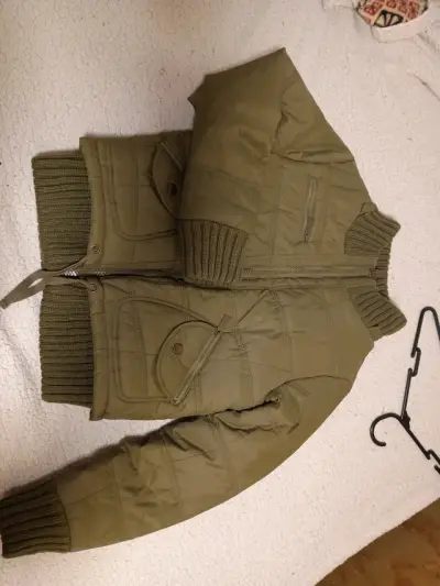 Chaqueta acolchada verde oliva con puños de lana - miniatura 1