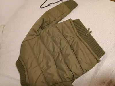 Chaqueta acolchada verde oliva con puños de lana - miniatura 2