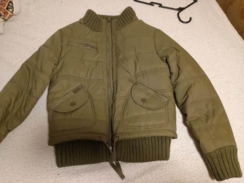 Chaqueta acolchada verde oliva con puños de lana - 3
