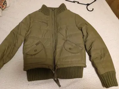 Chaqueta acolchada verde oliva con puños de lana - miniatura 3