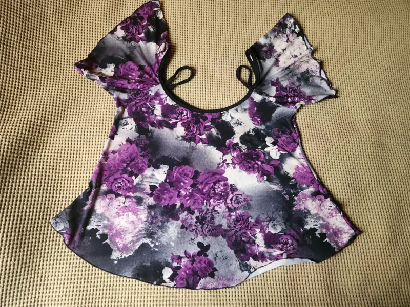 Blusa floral de mujer con diseño de rosas - 1