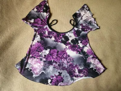 Blusa floral de mujer con diseño de rosas - miniatura 1