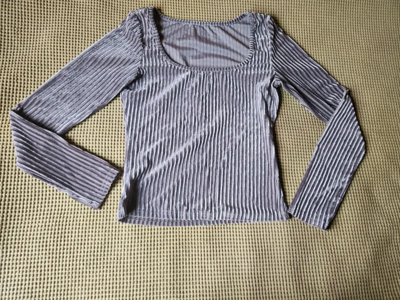 Polera de terciopelo gris con mangas largas - 2