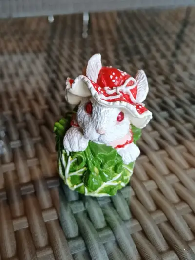 Figura decorativa de conejo con sombrero rojo - miniatura 1