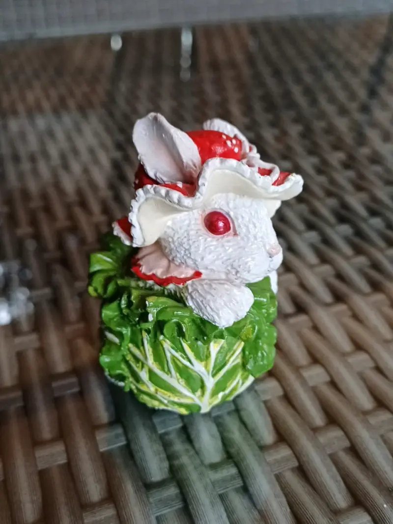 Figura decorativa de conejo con sombrero rojo - 2