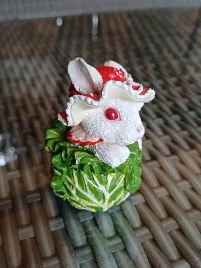 Figura decorativa de conejo con sombrero rojo - miniatura 2