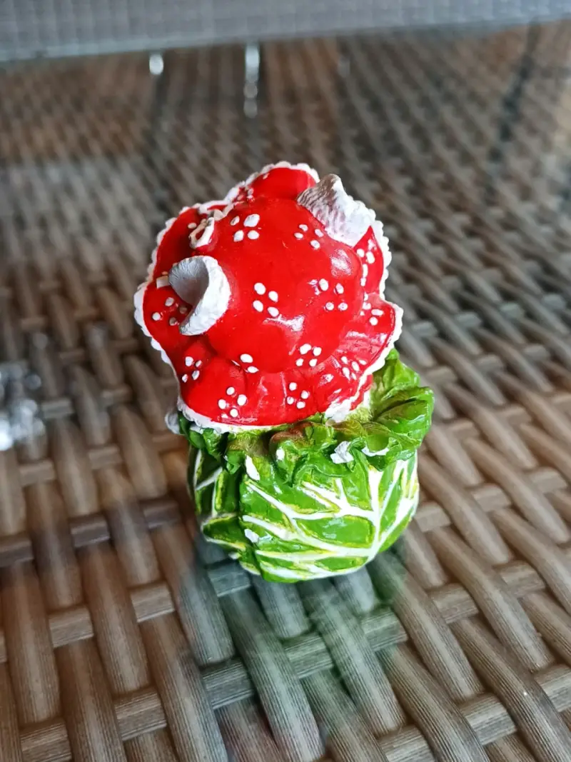 Figura decorativa de conejo con sombrero rojo - 3