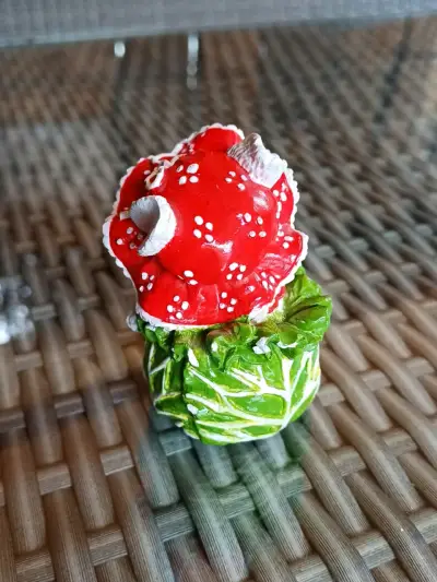 Figura decorativa de conejo con sombrero rojo - miniatura 3