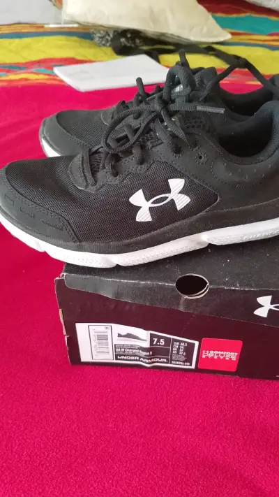 Zapatillas deportivas Under Armour negras talla 7.5 - miniatura 1
