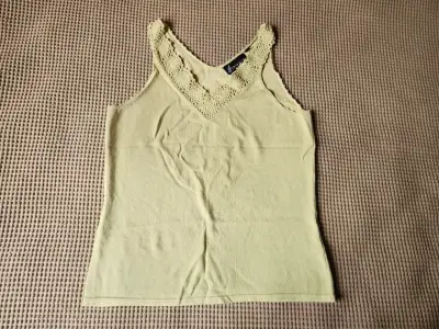 Polera sin mangas con encaje - miniatura 1
