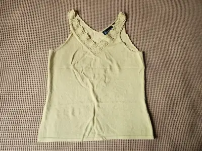 Polera sin mangas con encaje - miniatura 2