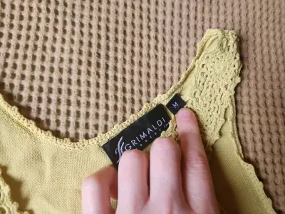 Polera sin mangas con encaje - miniatura 3
