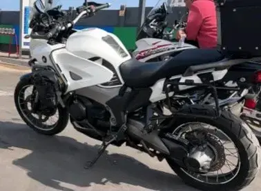Moto deportiva blanca con maletero - 1