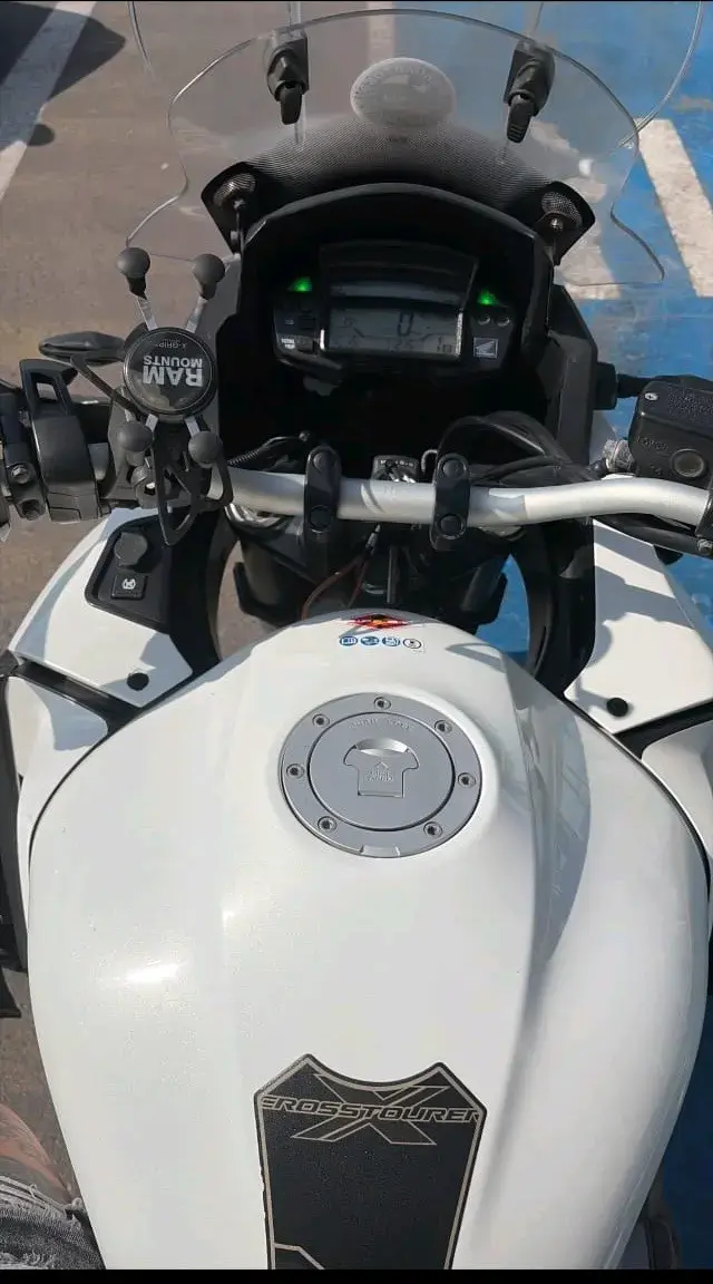 Moto deportiva blanca con maletero - 2