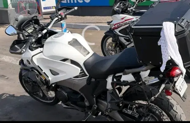 Moto deportiva blanca con maletero - 3