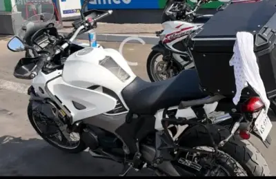 Moto deportiva blanca con maletero - miniatura 3