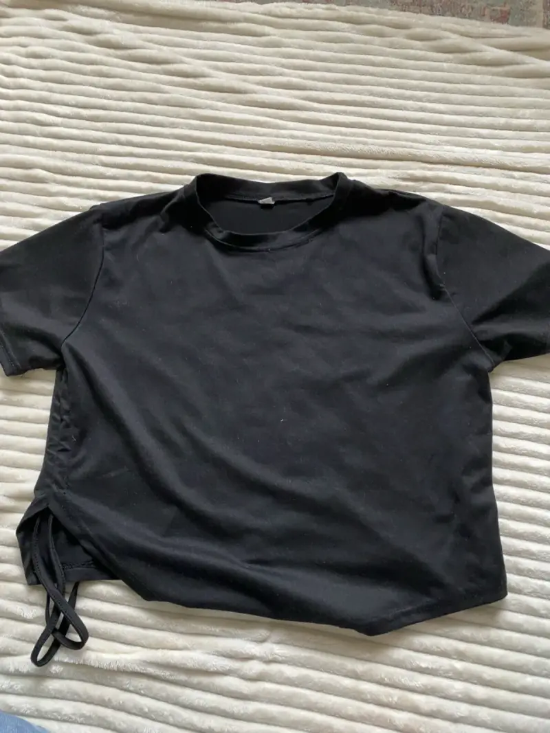 Polera negra básica con detalle lateral - 1