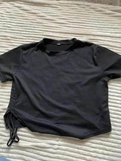 Polera negra básica con detalle lateral - miniatura 1