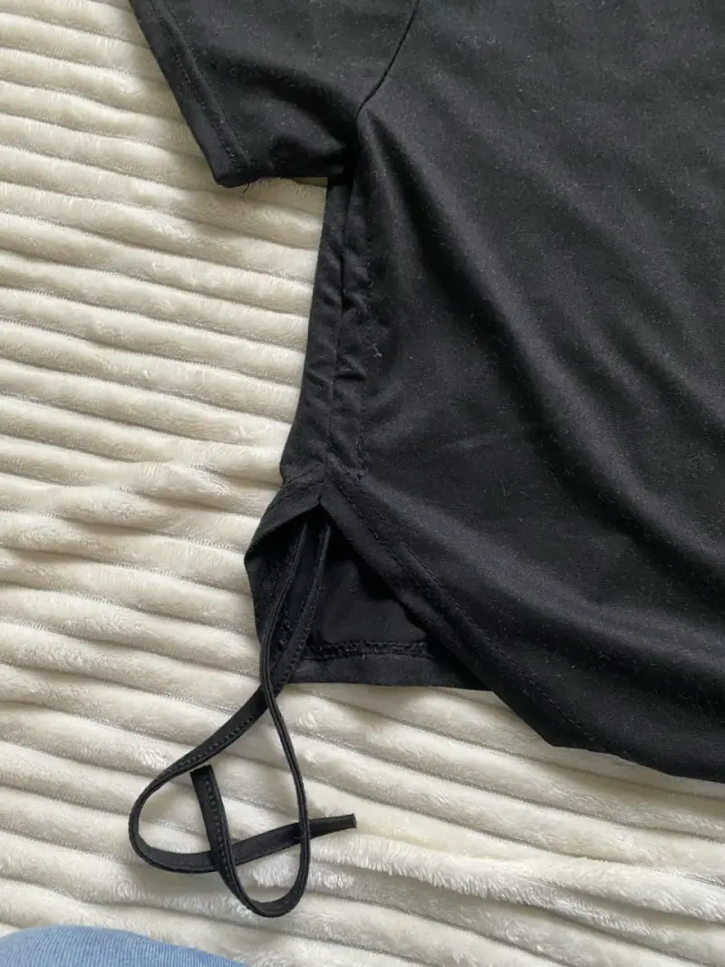 Polera negra básica con detalle lateral - 2