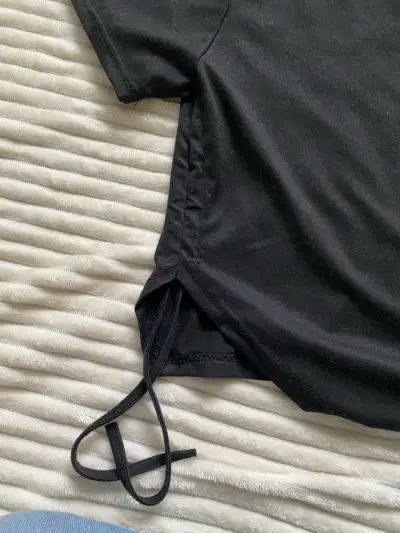 Polera negra básica con detalle lateral - miniatura 2