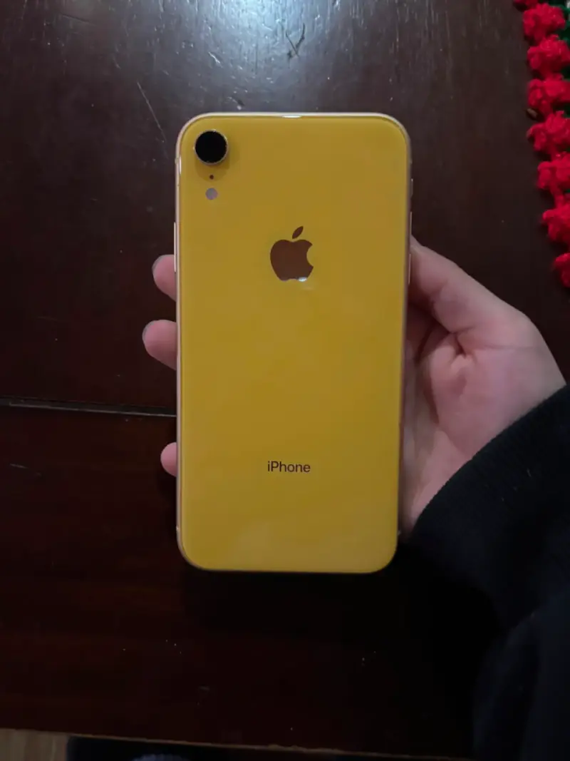 iPhone XR amarillo en buen estado - 3