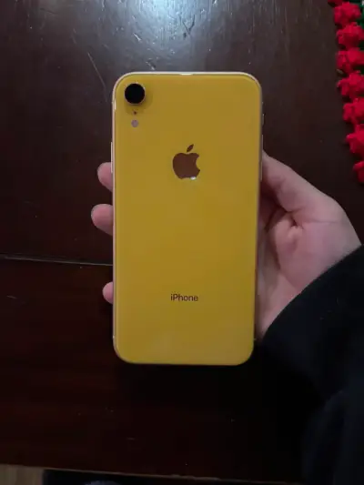 iPhone XR amarillo en buen estado - miniatura 3