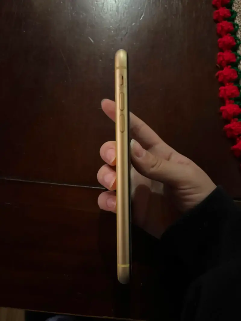 iPhone XR amarillo en buen estado - 4