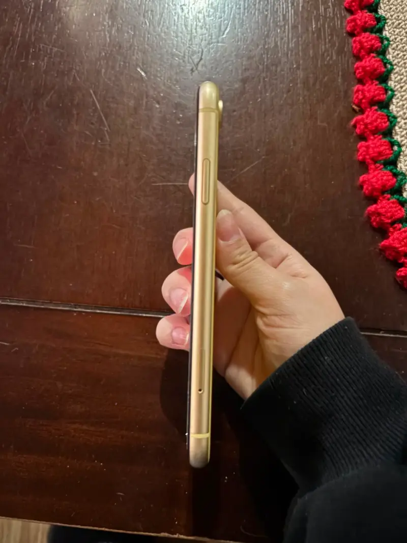 iPhone XR amarillo en buen estado - 5