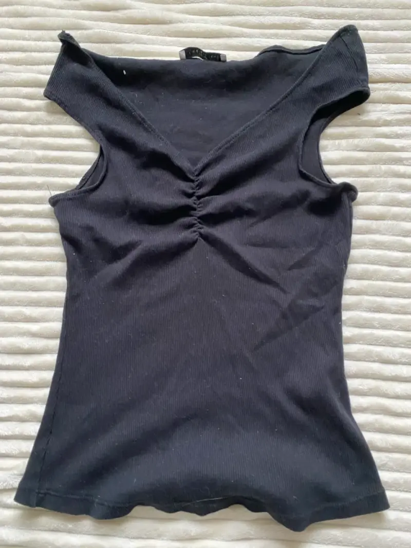 Polera negra sin mangas con detalle fruncido - 1