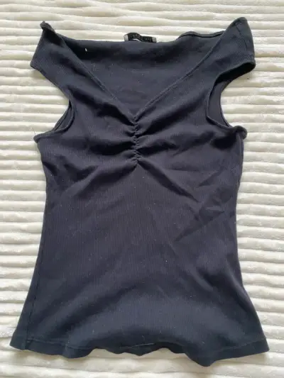 Polera negra sin mangas con detalle fruncido - miniatura 1