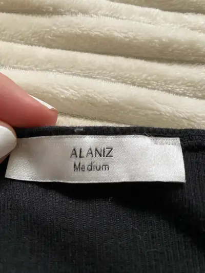 Polera negra sin mangas con detalle fruncido - miniatura 2