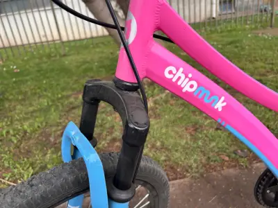 Bicicleta infantil Chipmunk Explorer rosa y azul - miniatura 2