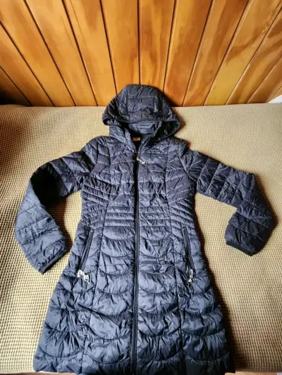 Parka larga acolchada negro con capucha - miniatura 1