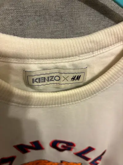 Polerón blanco Kenzo x H&M con diseño de tigre - miniatura 2