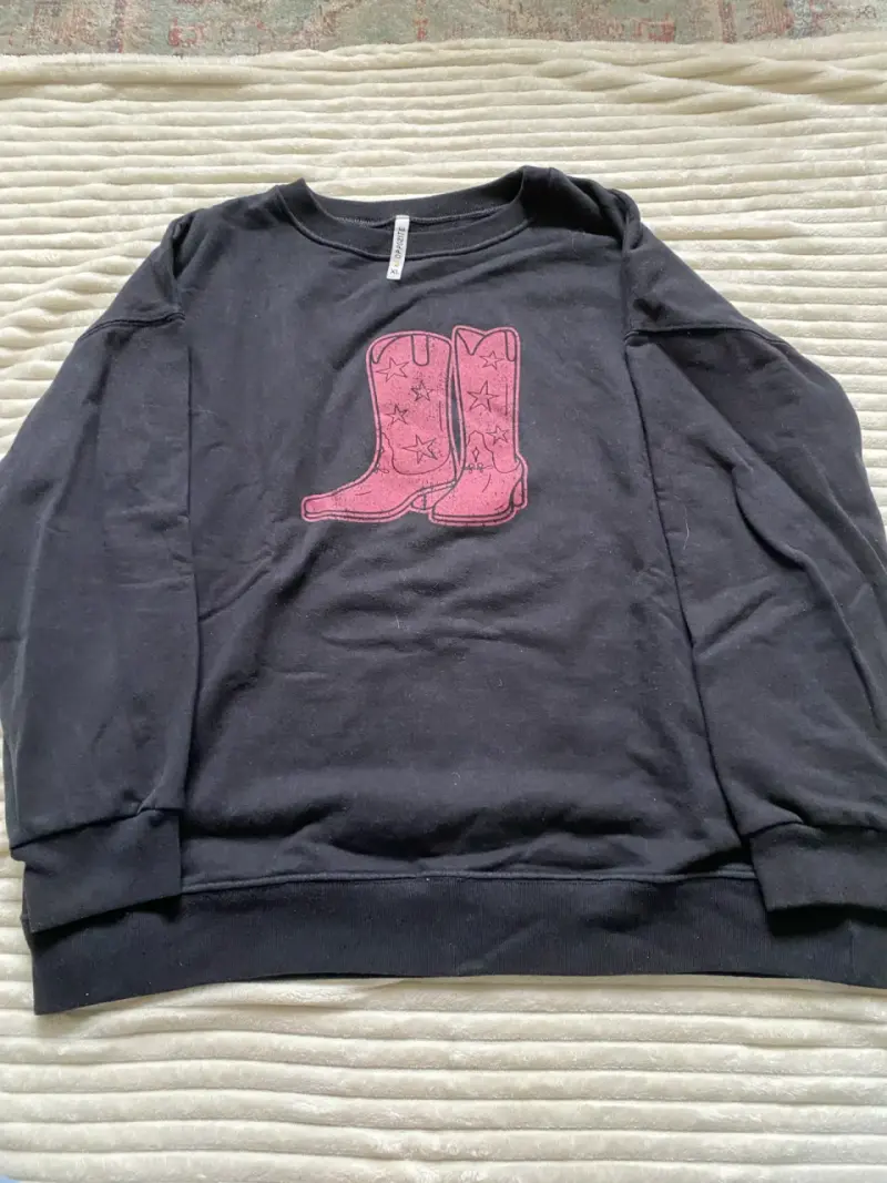 Polerón negro con diseño de botas vaqueras - 1