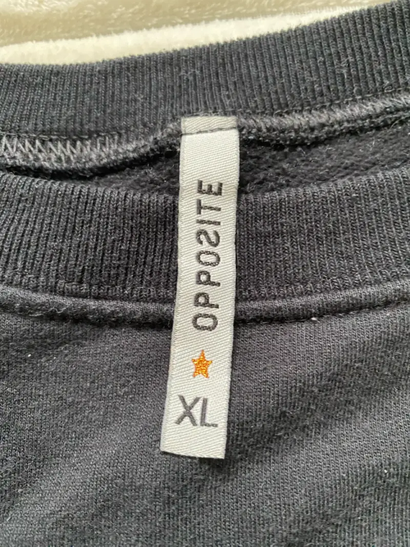 Polerón negro con diseño de botas vaqueras - 2