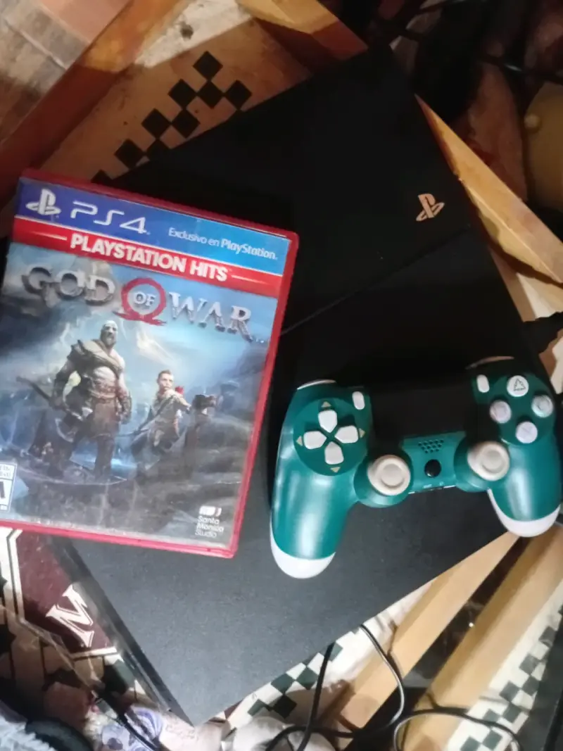 Consola PS4 con juego God of War y control