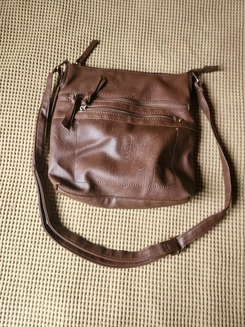 Bolso bandolera de cuero marrón con múltiples bolsillos - 1