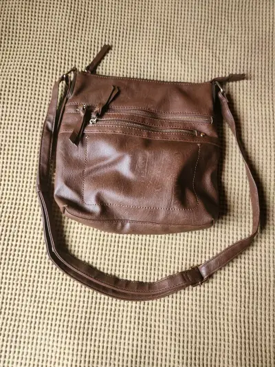Bolso bandolera de cuero marrón con múltiples bolsillos - miniatura 1