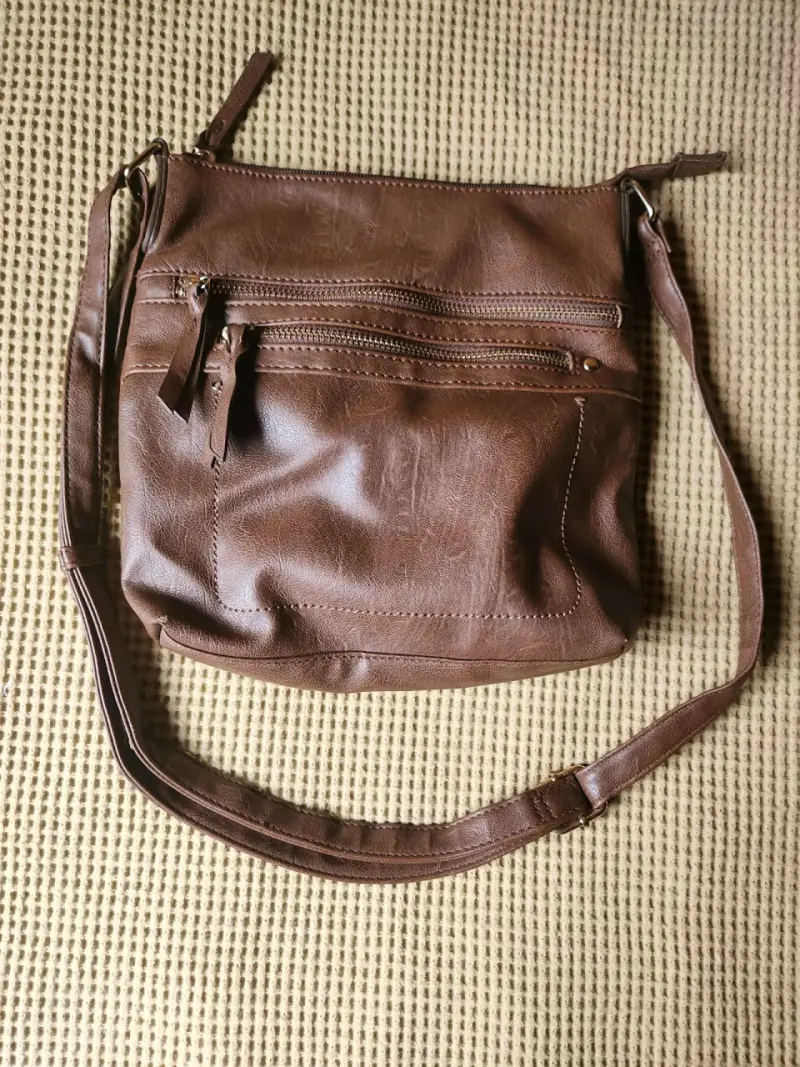 Bolso bandolera de cuero marrón con múltiples bolsillos - 2