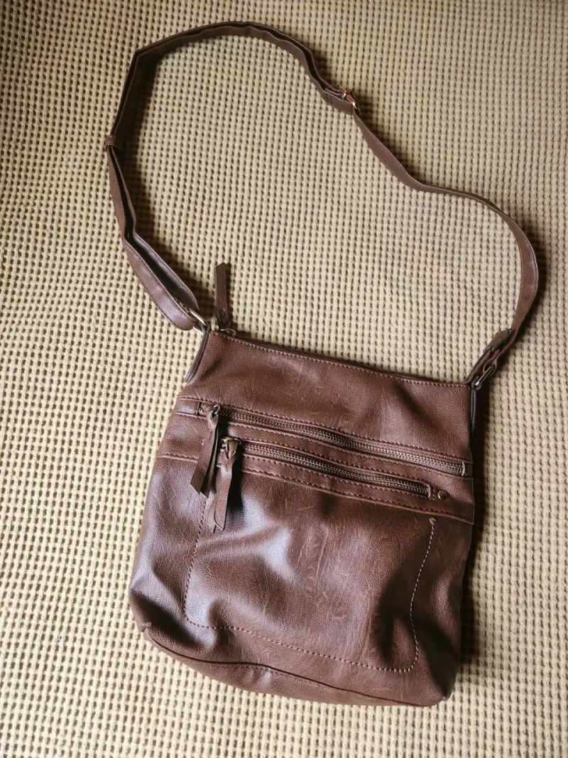 Bolso bandolera de cuero marrón con múltiples bolsillos - 3