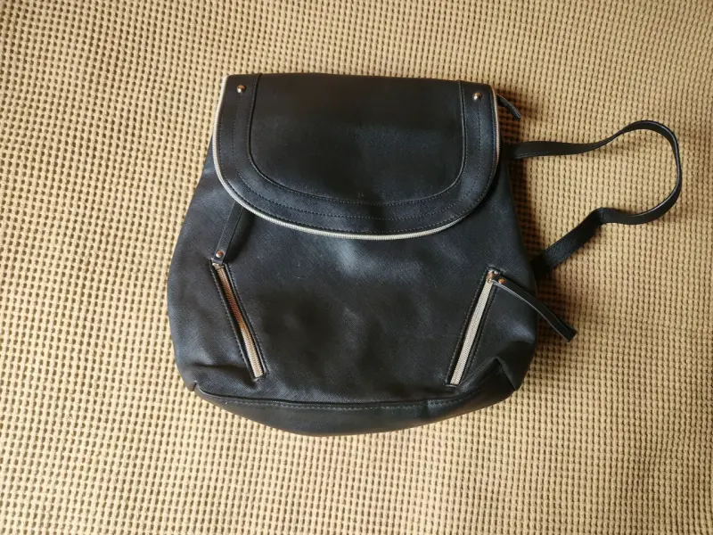 Mochila negra de cuero con bolsillos frontales - 1