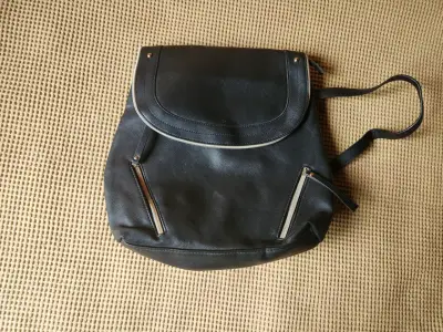 Mochila negra de cuero con bolsillos frontales - miniatura 1