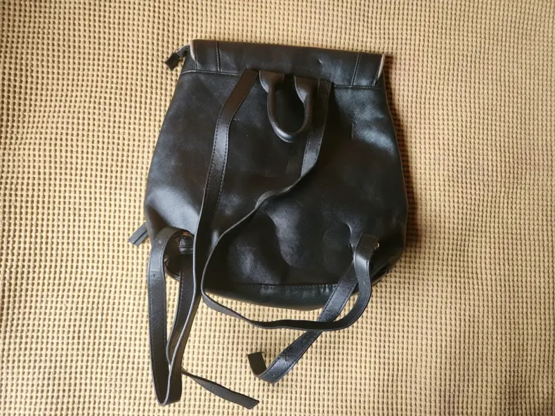 Mochila negra de cuero con bolsillos frontales - 2