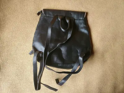 Mochila negra de cuero con bolsillos frontales - miniatura 2